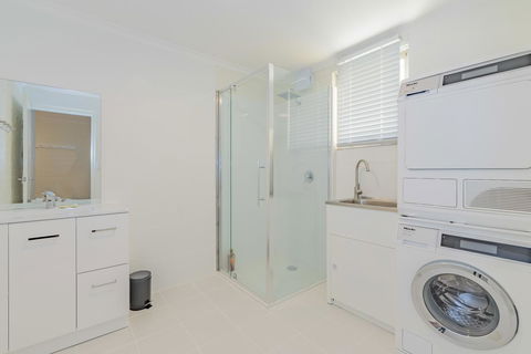 4 Bedroom House - Hobart CBD - Free Parking - Free WIFI - Accommodation Daintree 4