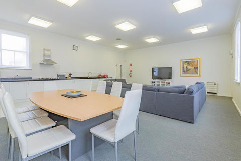 4 Bedroom House - Hobart CBD - Free Parking - Free WIFI - Accommodation Daintree 0