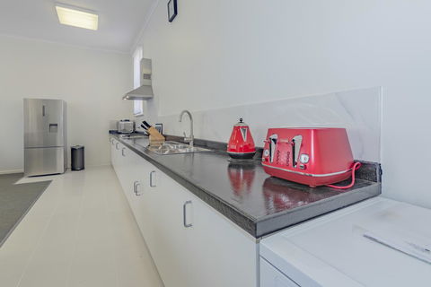 4 Bedroom House - Hobart CBD - Free Parking - Free WIFI - Accommodation Daintree 2