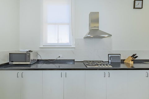 4 Bedroom House - Hobart CBD - Free Parking - Free WIFI - Accommodation Daintree 8