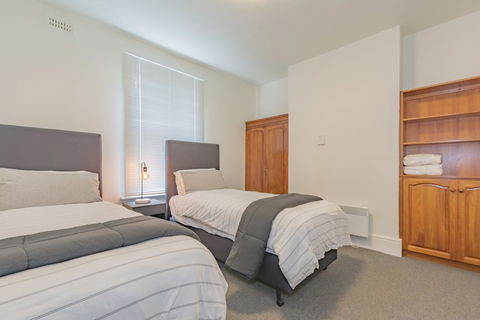 4 Bedroom House - Hobart CBD - Free Parking - Free WIFI - Accommodation Daintree 1