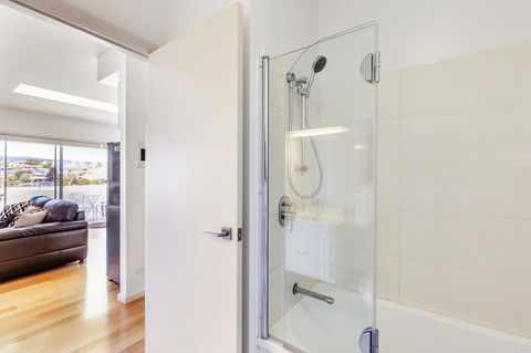 Bellerive Marina View Apartments NO 27 - Accommodation Daintree 11