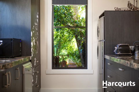 The WeareHouse In Deloraine - Accommodation Daintree 12