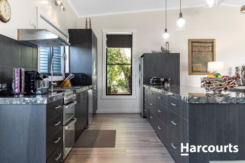 The WeareHouse In Deloraine - Accommodation Daintree 6