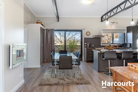 The WeareHouse In Deloraine - Accommodation Daintree 22