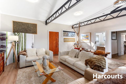 The WeareHouse In Deloraine - Accommodation Daintree 13
