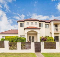 Nice home in the Regatta waters estate close to theme parks - Accommodation Daintree