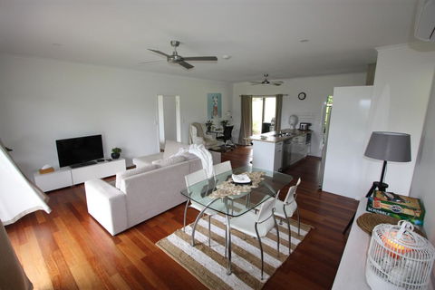 Noosa Hinterland Country Cottage 'Tru-Blu' - Accommodation Daintree 3