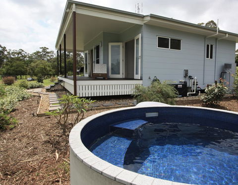 Noosa Hinterland Country Cottage 'Tru-Blu' - Accommodation Daintree 0