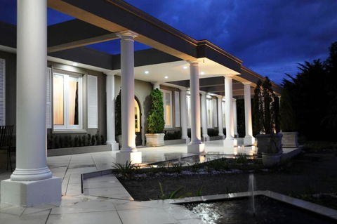 Norwood House Motel & Receptions - Accommodation Daintree 2