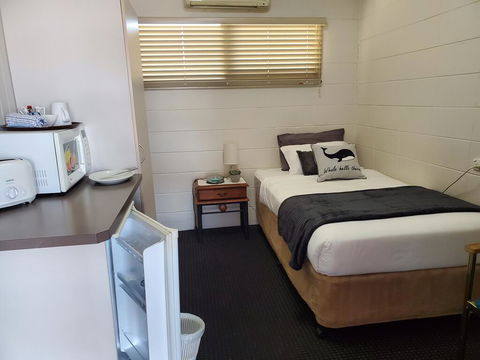 O'Sheas Windsor Hotel - Accommodation Daintree 1