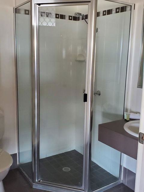 O'Sheas Windsor Hotel - Accommodation Daintree 3