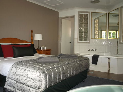 Old Coach Motor Inn Echuca - Accommodation Daintree 2