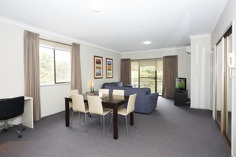Oxley Court Serviced Apartments - Accommodation Daintree 2