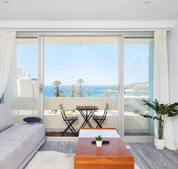 Panoramic Ocean Views in Stylish Manly Apartment - Accommodation Daintree