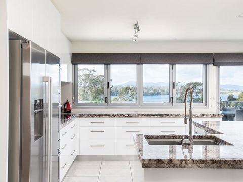 Paradise Point - Tamar Valley 14 Persons Residence With Pool - Accommodation Daintree 3