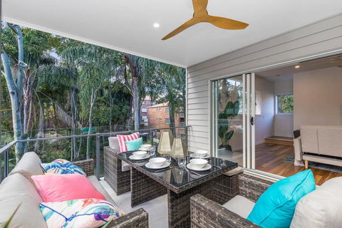 Park Avenue Townhouse Retreat Brisbane Sleeps 10 - Accommodation Daintree 2