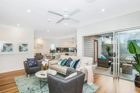 Park Avenue Townhouse Retreat Brisbane Sleeps 10 - Accommodation Daintree 0