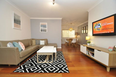 Parramatta Self-Contained Two-Bedroom Apartment (4LEN) - Accommodation Daintree 1