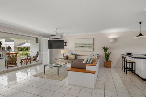 Poolside Apt In Alamanda Beachfront Resort (88) - Accommodation Daintree 3
