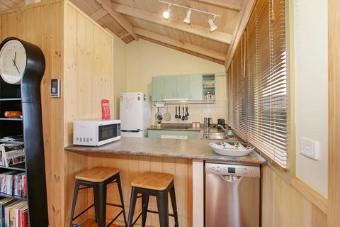 R & R In Bright - Short Walk To Town - Accommodation Daintree 3