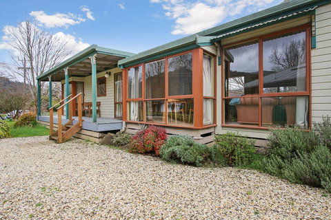 R & R In Bright - Short Walk To Town - Accommodation Daintree 0