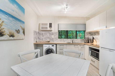 Rare! Modern Unit With Private Fenced Garden Close To The Beach PC5 - Accommodation Daintree 0