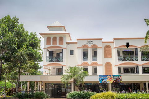 REGAL 32 APARTMENT - SPA BATH - Macrossan St - Accommodation Daintree 3