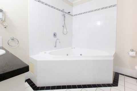 REGAL 32 APARTMENT - SPA BATH - Macrossan St - Accommodation Daintree 2