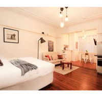 Renovated Art Deco Studio Minutes From The City - Accommodation Daintree
