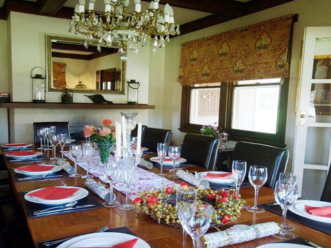 Robin Hill Manor - Rambling Retreat & Tennis Court - Accommodation Daintree 3