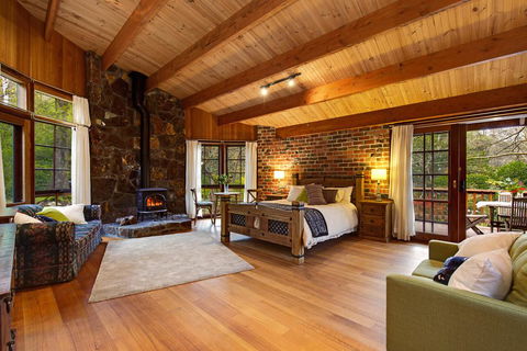 Rocky Creek Art Garden B&B - Accommodation Daintree 0