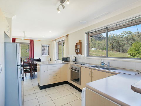 Rosamund House In Broke, 4br House In Walking Distance To Cellar Doors - Accommodation Daintree 2