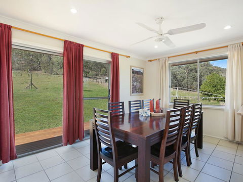 Rosamund House In Broke, 4br House In Walking Distance To Cellar Doors - Accommodation Daintree 3