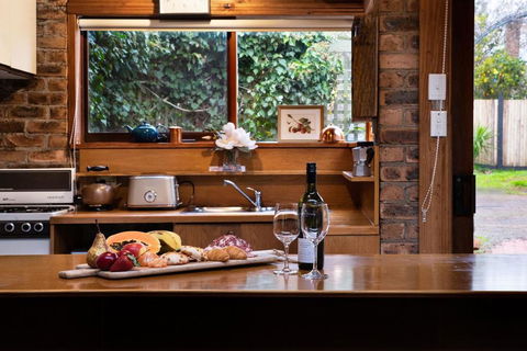 Roses Of Daylesford - Spa & Fire - Accommodation Daintree 1