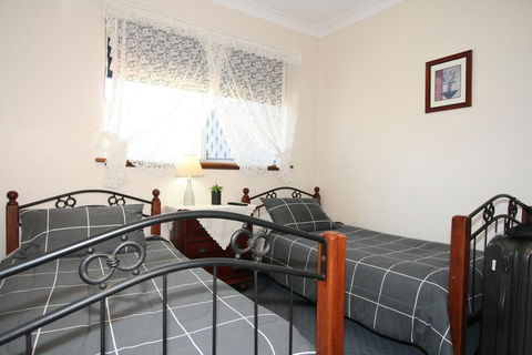 Safety Bay Guest House - Accommodation Daintree 0