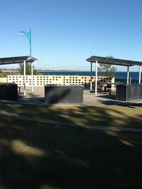 Safety Bay Guest House - Accommodation Daintree 3