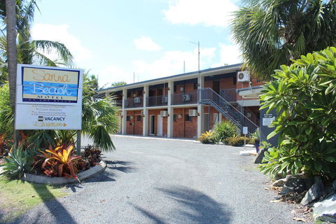 Sarina Beach Motel - Accommodation Daintree 2