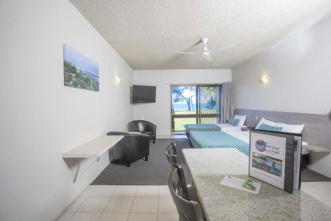 Sarina Beach Motel - Accommodation Daintree 3