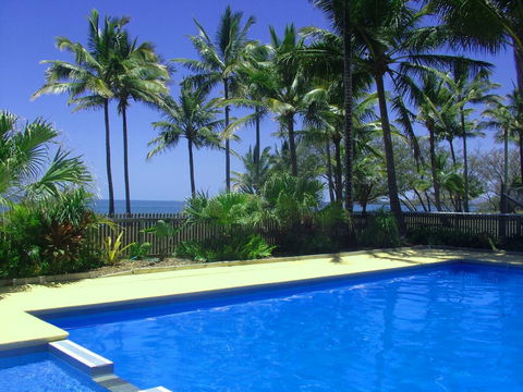 Sarina Beach Motel - Accommodation Daintree 0