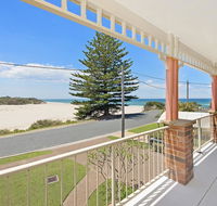 SEASCAPE - An Enticing Lakeside Escape - Accommodation Daintree