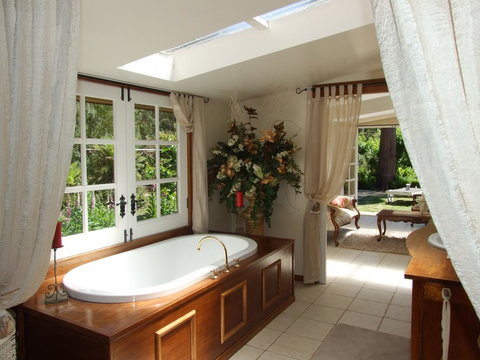 Shakespeare's Wilderness Chalet - Accommodation Daintree 0