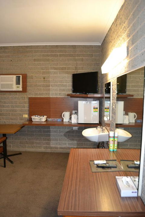 Shamrock Hotel Motel Balranald - Accommodation Daintree 1