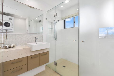 Shoreline Nine Penthouse With Ocean Views - Accommodation Daintree 2
