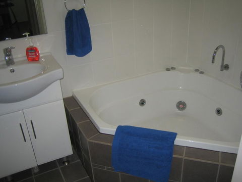 Showgrounds Cottage Naracoorte - Accommodation Daintree 3