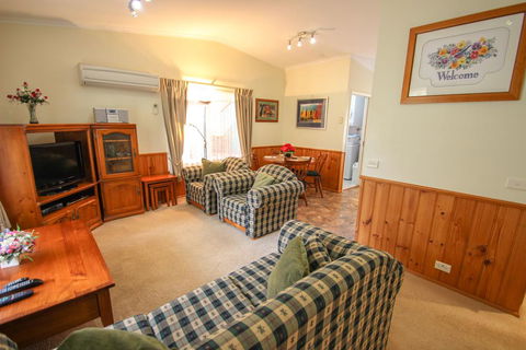 Silver Birches Holiday Unit 5 - Accommodation Daintree 3