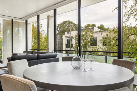 Smart Apartment In Elegant Suburb Close To City - Accommodation Daintree 3