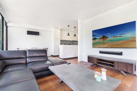 Smart Apartment In Elegant Suburb Close To City - Accommodation Daintree 0
