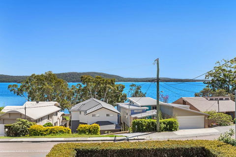 Soldiers Point Spectacular - Accommodation Daintree 0