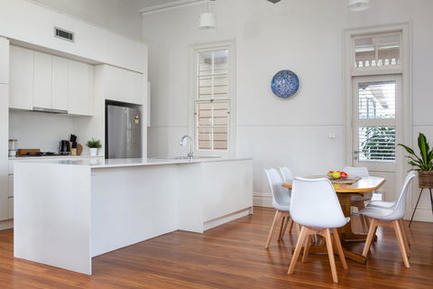 Spacious 2-bed, 2-bath Home With Parking And Balcony - Accommodation Daintree 1